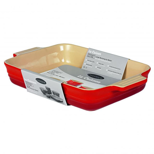 Red rectangular stoneware baker, 32x24x6cm, oven-safe, ideal for lasagna and casseroles, with convenient side handles.