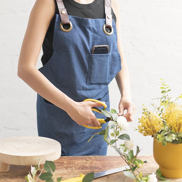 Stylish dark blue denim apron with pockets, adjustable neck strap, ideal for cooking and crafting, measuring 81x87cm.