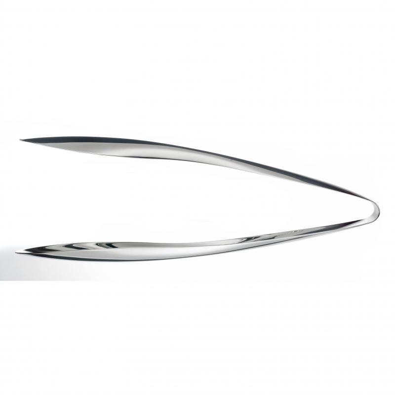 Elegant 24cm stainless steel tongs with a mirror finish, ideal for serving and cooking with comfort and style.