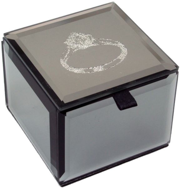 Elegant Bling Mini Trinket Box Ring for organizing jewelry, measuring 7.5 x 7.5 x 5 cm, adds sparkle to your decor.