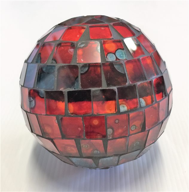 Mosaic decor ball in vibrant red hues, 8 cm diameter, perfect for indoor/outdoor decoration and stylish accents.