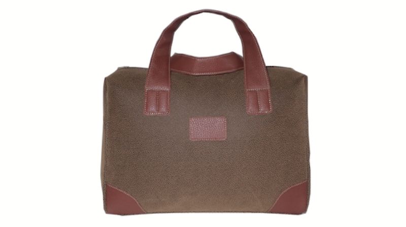 Stylish brown travel bag measuring 40 x 18 x 28 cm, perfect for weekend getaways with multiple compartments for organization.