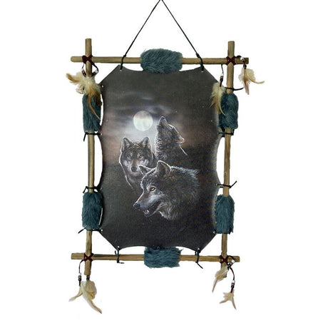 Dreamcatcher featuring three wolves, faux fur edges, tonal feathers, and a bamboo frame, measuring 56x41 cm.