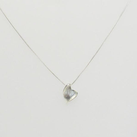 Elegant heart-shaped pendant necklace with a 45 cm chain, symbolizing love and perfect for any occasion.