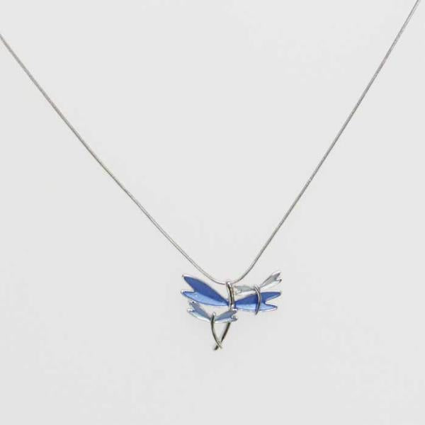 Elegant blue dragonfly necklace, featuring intricate designs and a 44 cm chain, perfect for nature lovers and stylish outfits.