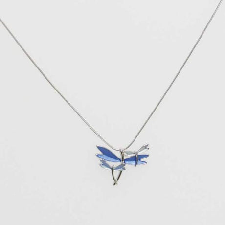 Elegant blue dragonfly necklace, featuring intricate designs and a 44 cm chain, perfect for nature lovers and stylish outfits.