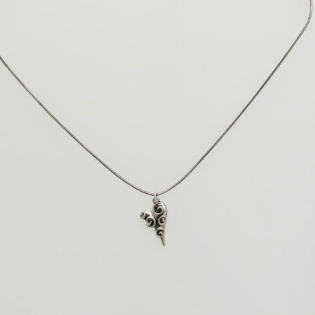 Elegant heart-shaped pendant necklace, 45 cm chain, perfect for layering or statement wear, symbolizing love and connection.
