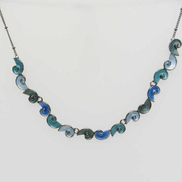 Stunning seashell necklace in vibrant blue, perfect for beach lovers, with an adjustable 25 cm chain.