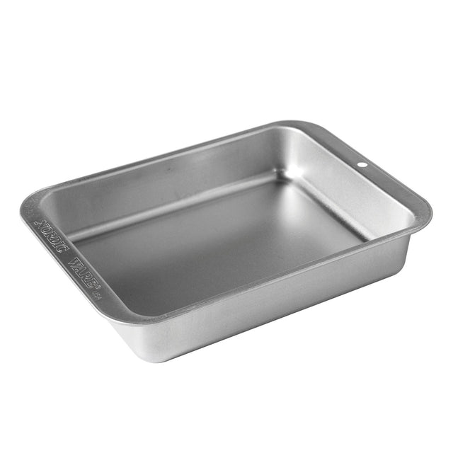 Compact 1.5-quart aluminum baking pan ideal for small meals; perfect for lasagna, desserts, and easy storage.