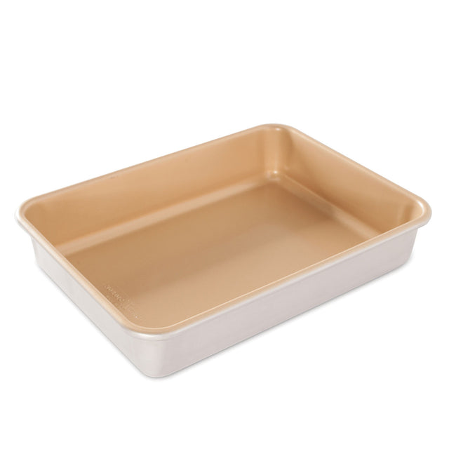 Nonstick rectangular cake pan (32.5 x 24 x 6.5cm) for effortless baking and easy cleanup, made in the USA.