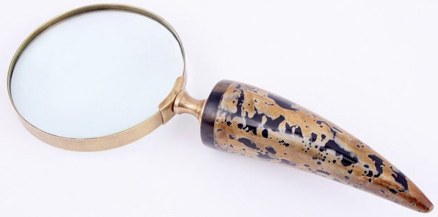 Elegant magnifier ornament with intricate details, measuring 10x10x25cm, perfect for enhancing home decor.