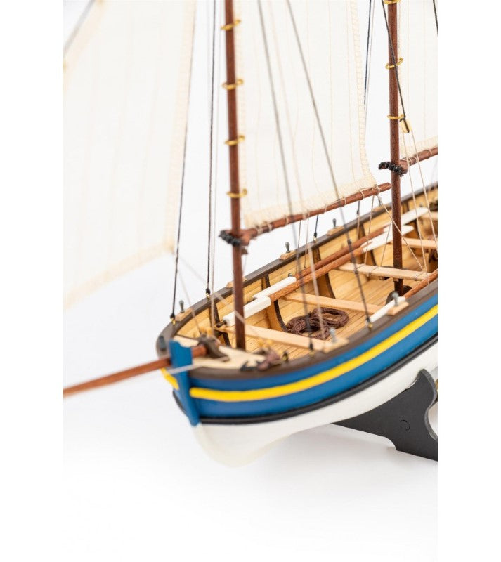 Detailed wooden model kit of the Longboat Endeavour, featuring precision parts, cotton sails, and perfect for ship modeling enthusiasts.