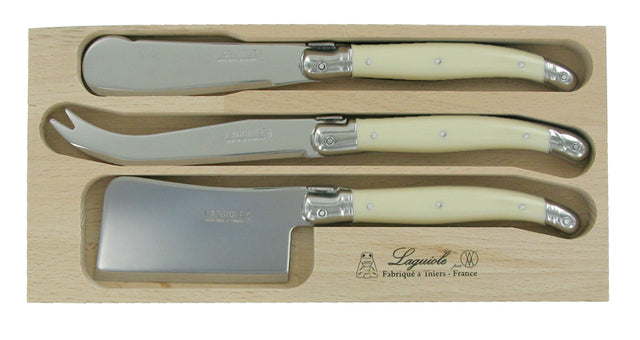 Elegant Verdier 3-piece cheese set with ivory resin handles, stainless steel knives, and a 21.5cm spreader, packaged in a wooden tray.