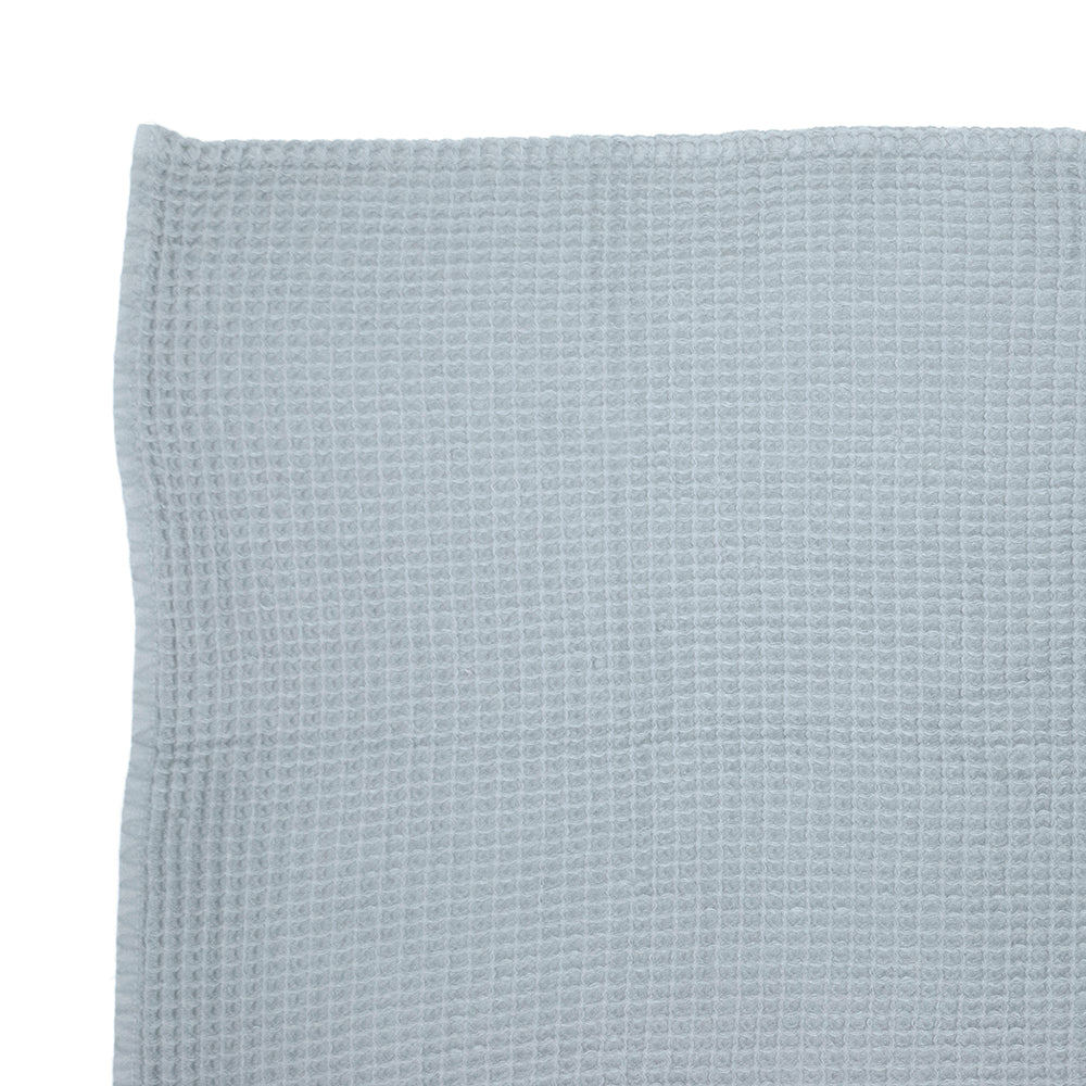Luxurious waffle towel, 80x160cm, crafted from Turkish cotton; lightweight, absorbent, perfect for bath, beach, or pool.