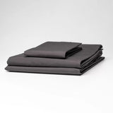 Soft charcoal fitted sheet for queen mattresses, made of 50% cotton and 50% polyester, wrinkle-resistant and easy care.