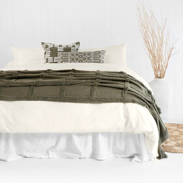 Elegant ivory super king duvet cover set made of organic cotton, featuring vintage wash and refined border design.