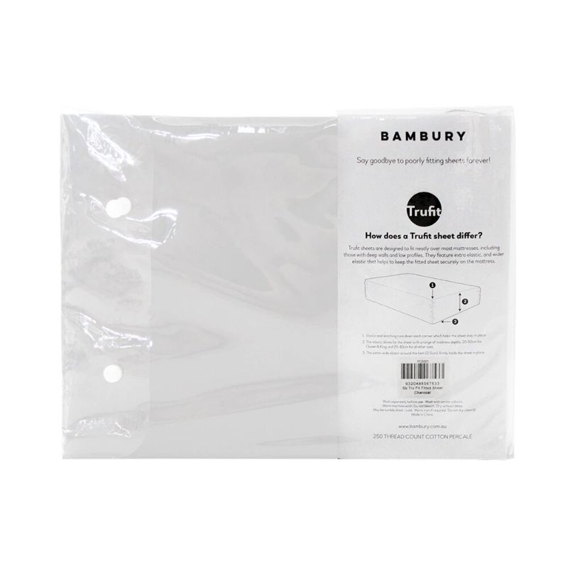 Fitted sheet in white, designed for extra-long single mattresses, made of soft 100% cotton for comfort and durability.