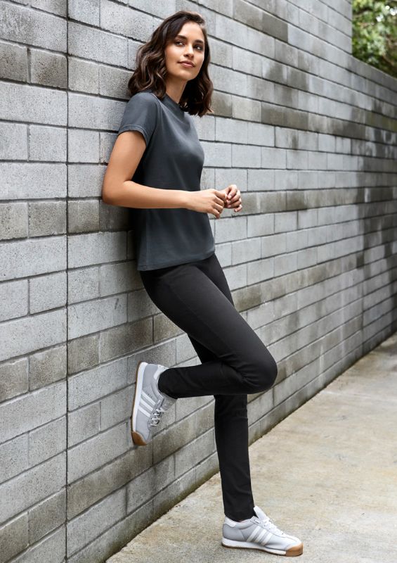 Stylish black leggings for women with elastic waistband, sleek silhouette, and faux back pockets, ideal for versatile wear.