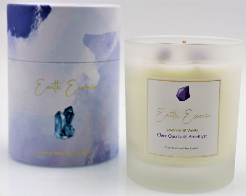 Soy wax candle measuring 9.3cm, featuring lavender-vanilla scent, Amethyst, Clear Quartz, and dried Forget-Me-Not flowers.