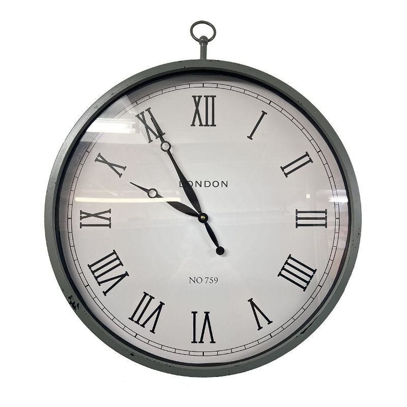 Classic wall clock in iron, measuring 60 x 55 x 5.5CM, combining elegance and functionality for any decor.