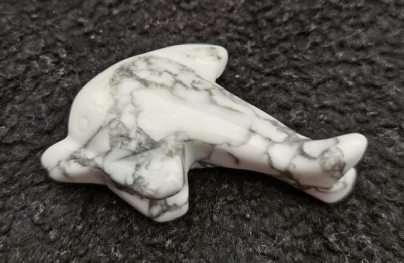 Dolphin White Howlite gemstone (5cm) with white and gray veining, ideal for decor, meditation, and crystal healing.