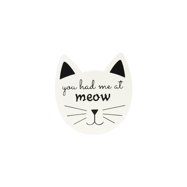 Adorable cat head magnet for notes, measuring 6.5 x 7.5 cm, perfect for cat lovers' decor and functionality.