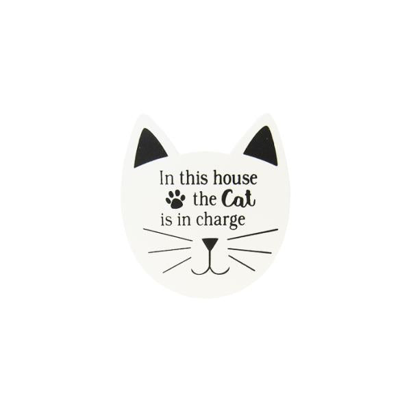 Cat head-shaped magnet, 6.5 x 7.5 cm, perfect for notes and decoration for cat lovers. Durable and charming design.