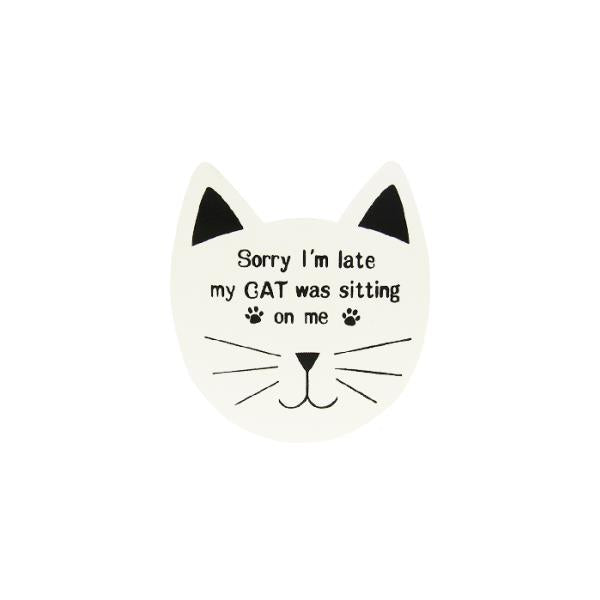 Adorable sitting cat magnet, 6.5 x 7.5 cm, perfect for brightening up fridges and showcasing love for cats.