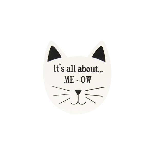 Adorable cat head magnet, perfect for displaying messages, 6.5 x 7.5 cm, ideal for cat lovers' decor.