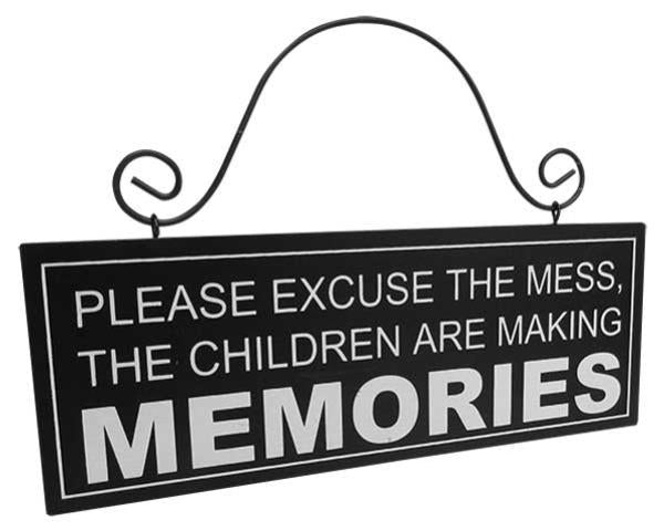 Charming Memories Plaque in MDF, 20x7.5 cm, with the phrase about children creating memories for heartfelt home decor.