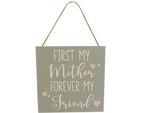 Wooden sign measuring 18x18 cm, showcasing family love and friendship, ideal for home decor and special gifts.