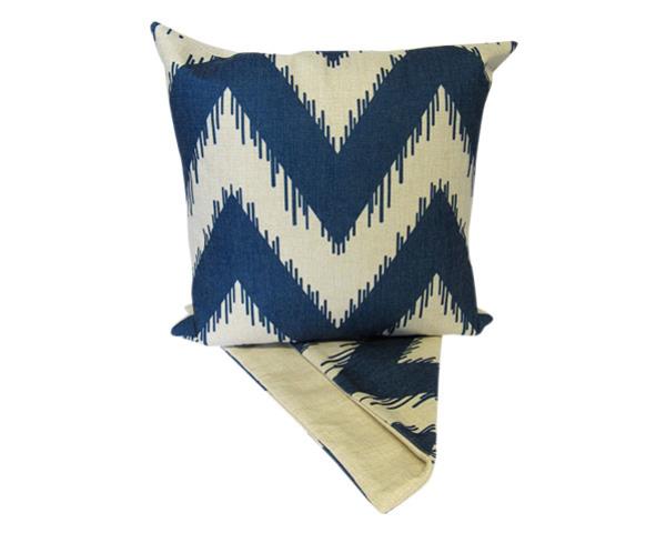 Cushion cover with chic blue zigzag pattern, made from thick fabric, featuring a zip for easy cleaning, measuring 44cm x 44cm.