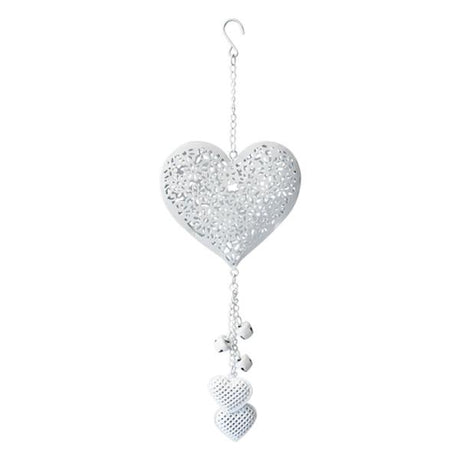 White tin hanger with dangling hearts, 23.5 x 10.5 cm, perfect for country-themed home decor and cozy atmospheres.