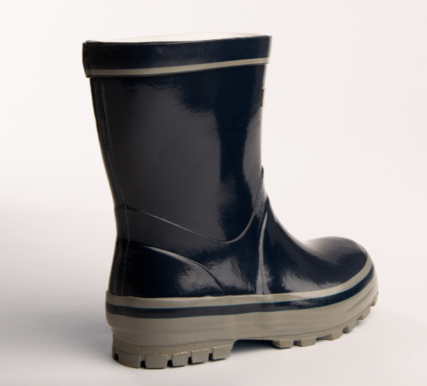 Lightweight navy gumboots for kids with foam inserts, reinforced protection, and fast-drying anti-microbial lining, size 13.