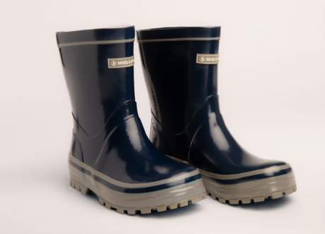 Navy Skellerup gumboots for kids, size 13, with comfy foam insert and reinforced protection for outdoor adventures.