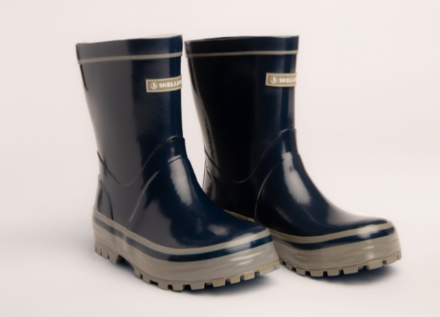Navy Skellerup gumboots for kids, size 13, with comfy foam insert and reinforced protection for outdoor adventures.