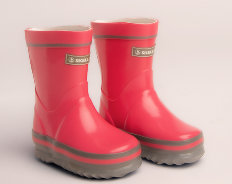 Lightweight pink gumboots for kids, featuring comfort foam insert, reinforced protection, and anti-microbial lining, size 6.