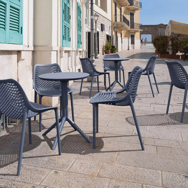 Round folding table in dark grey, made of weather-resistant resin with a sturdy metallic frame, ideal for indoor and outdoor use.