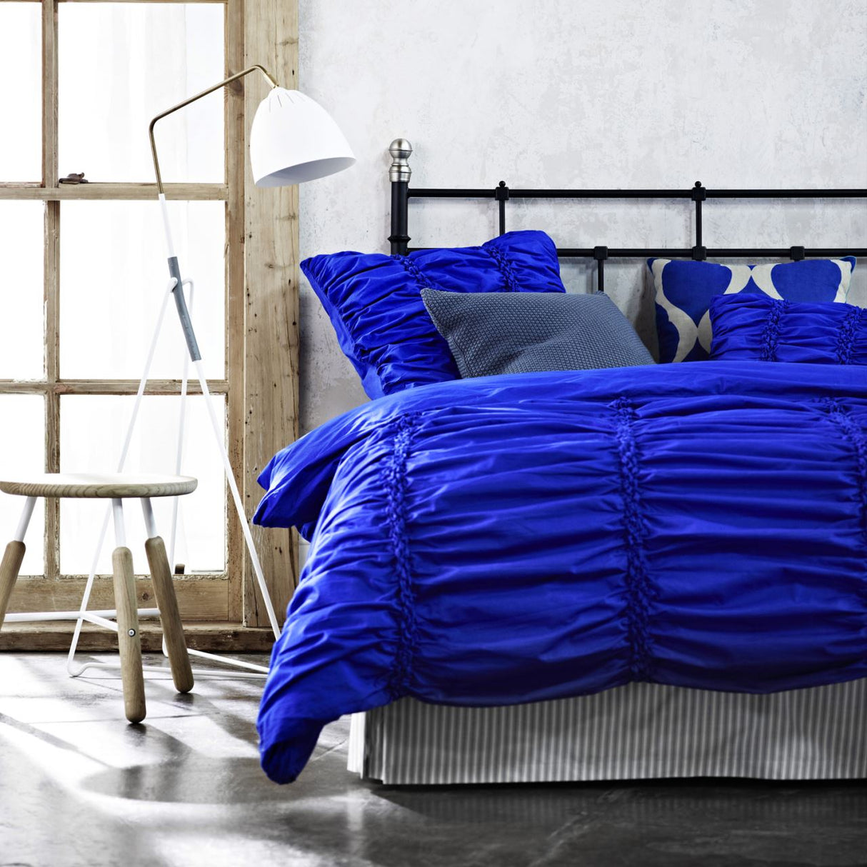 European pillowcase in gathered marine tones, 65x65 cm, adds coastal elegance to your decor at a clearance price.