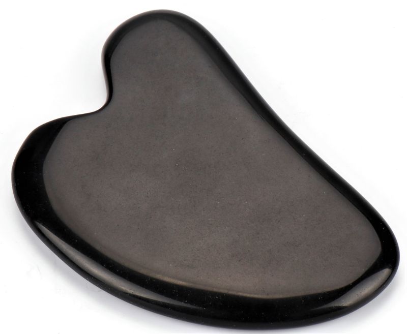 Heart-shaped Black Onyx Gua Sha plate (8.5cm) for skin rejuvenation, enhancing circulation and lymphatic drainage.