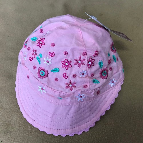 Soft cap for infants with embroidered flowers, ideal for ages 3-9 months; breathable and comfortable fabric.