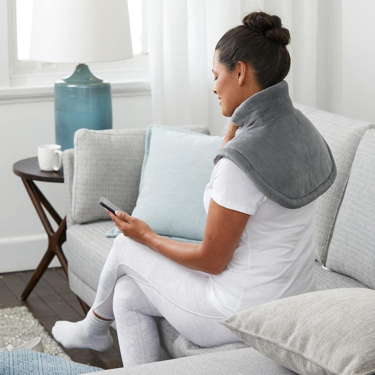 Soft grey heating pad designed for neck and shoulders with adjustable collar, 5 heat settings, and fast heat-up feature.