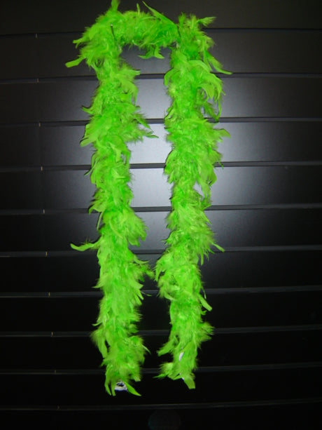 Vibrant green feather boa measuring 1.8 meters, perfect for adding glam to costumes and special occasions.
