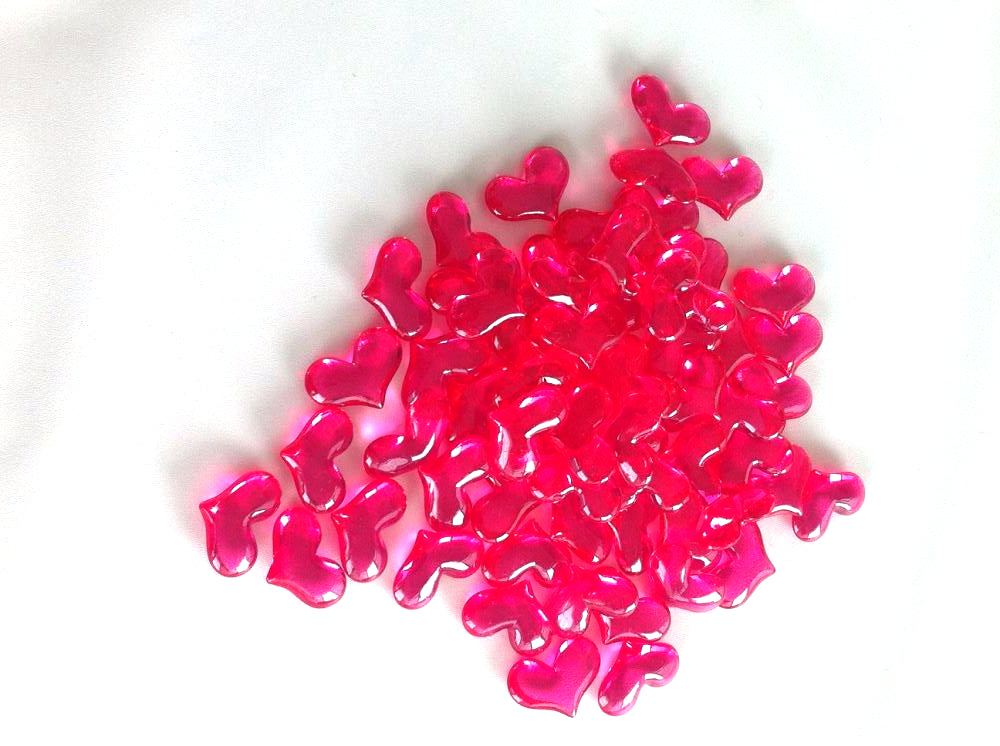 Heart-shaped pink acrylic stones set, 60+ pieces, perfect for romantic decorations at weddings and events.