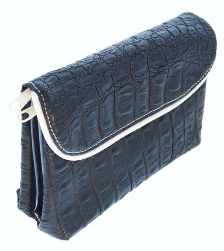 Compact and stylish cosmetic bag with multiple compartments for organized beauty essentials, perfect for travel or home use.