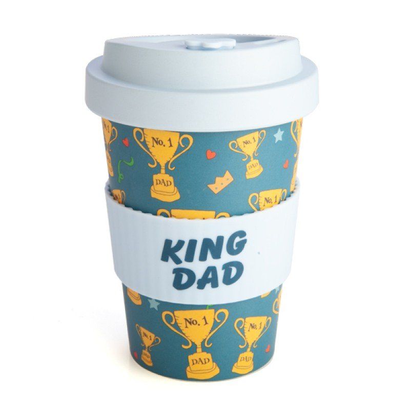 Eco to Go Bamboo Cup in blue with golden 'No.1 Dad' trophies, light blue lid, and silicone band; 470 ml capacity.