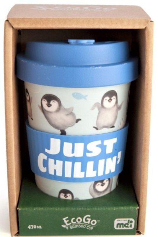 Eco-friendly bamboo cup with dancing penguins, 470 ml capacity, blue anti-spill lid, and 'Just Chillin' silicone band.