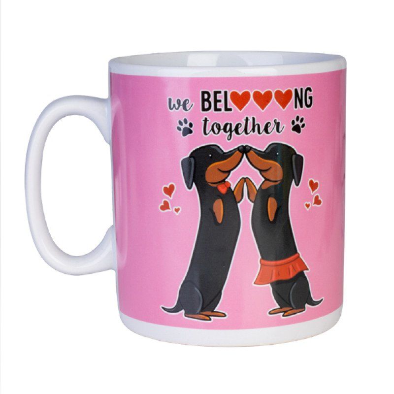 Giant ceramic mug featuring two romantic dachshunds on pink, holds 900 ml, perfect for coffee lovers and gifts.