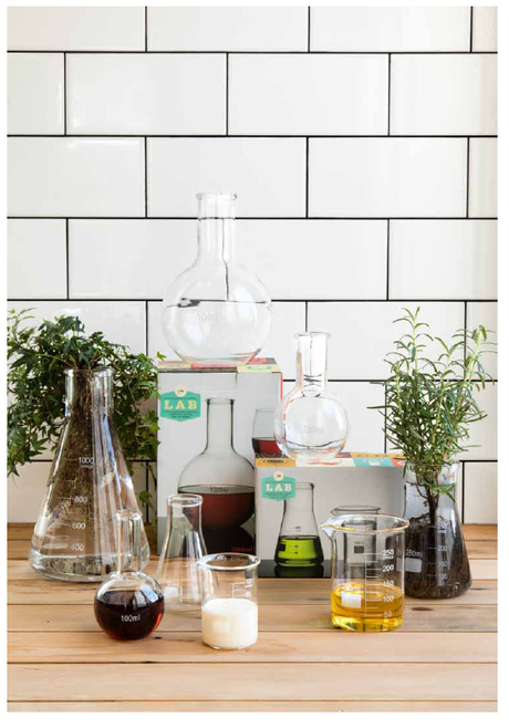 Set of 3 clear 100ml measuring flasks for precise cooking and science, featuring easy-to-read markings and a stylish design.