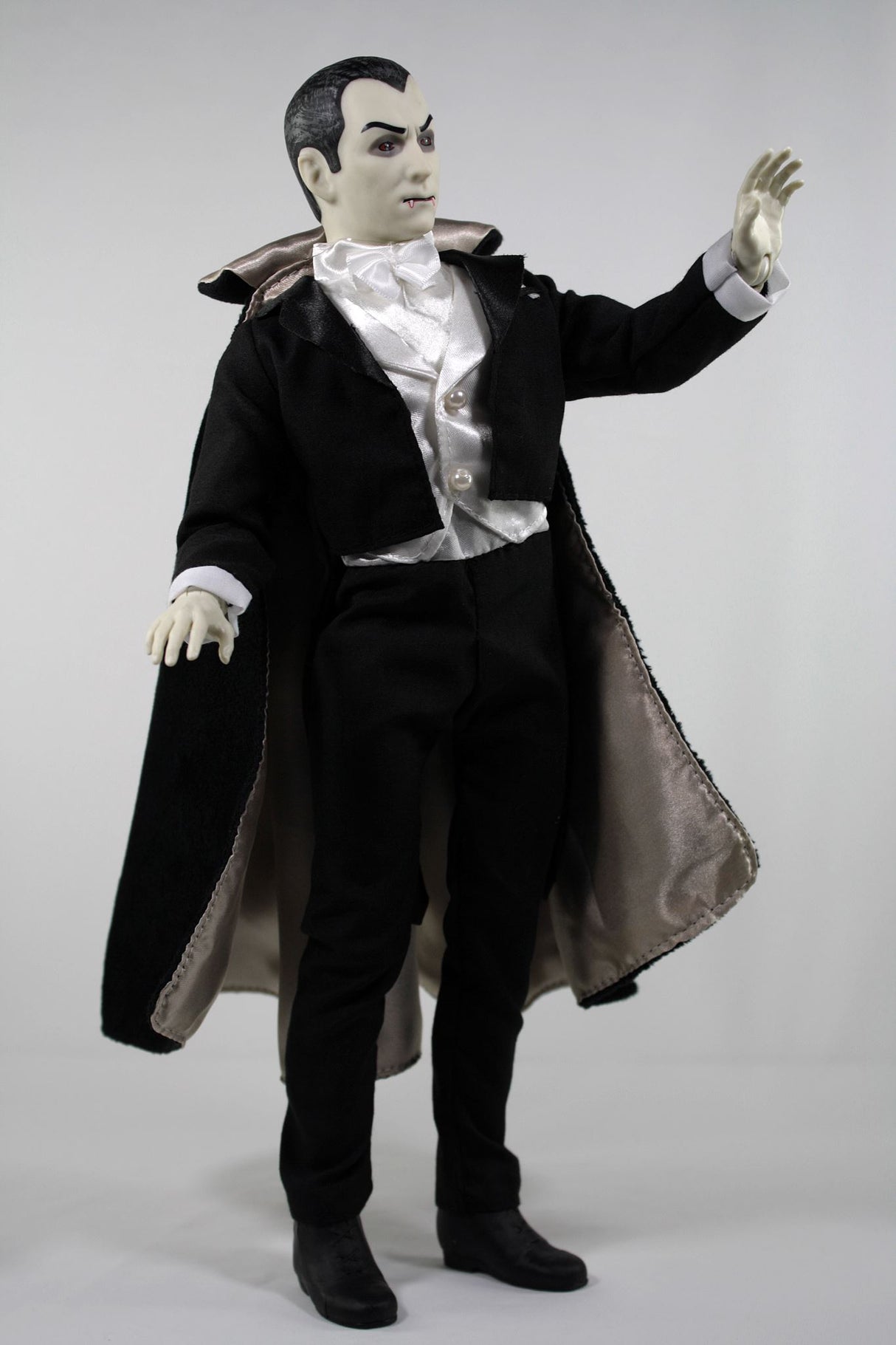 MEGO 14" Dracula collectible figurine with 14 points of articulation and screen-accurate clothing, perfect for horror fans.